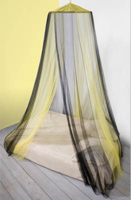 Mosquitera para cama individual y doble BANGLA amarilla y negra con un punto de sujeción.