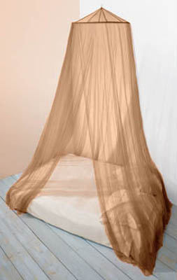 Mosquitera para cama individual y doble BANGLA en color arena con un punto de sujeción y malla 256.