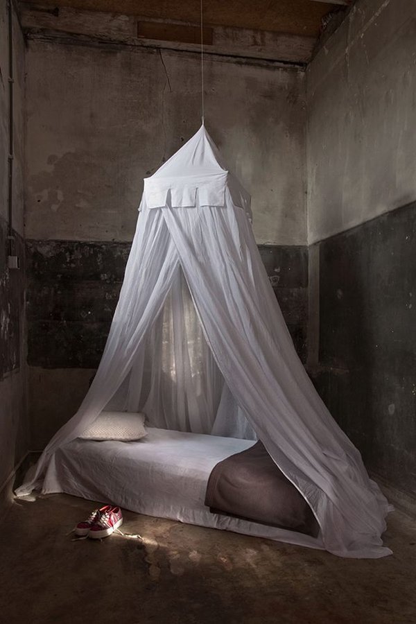 Cotton mosquito net for single and double bed CASTLE® in white with one fastening point.