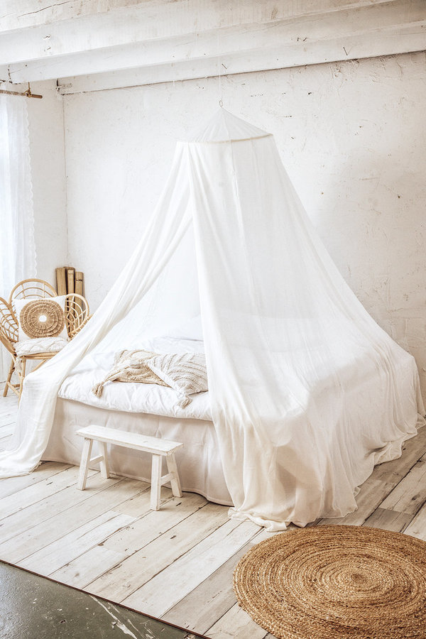 Bamboo double bed mosquito net MAWARI in white with one attachment point.